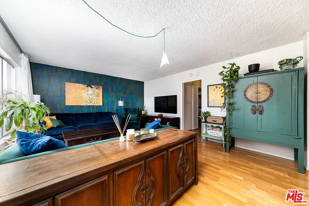 2 bed, 2.0 bath, 1060 sqft, $2,700 — Photo 3