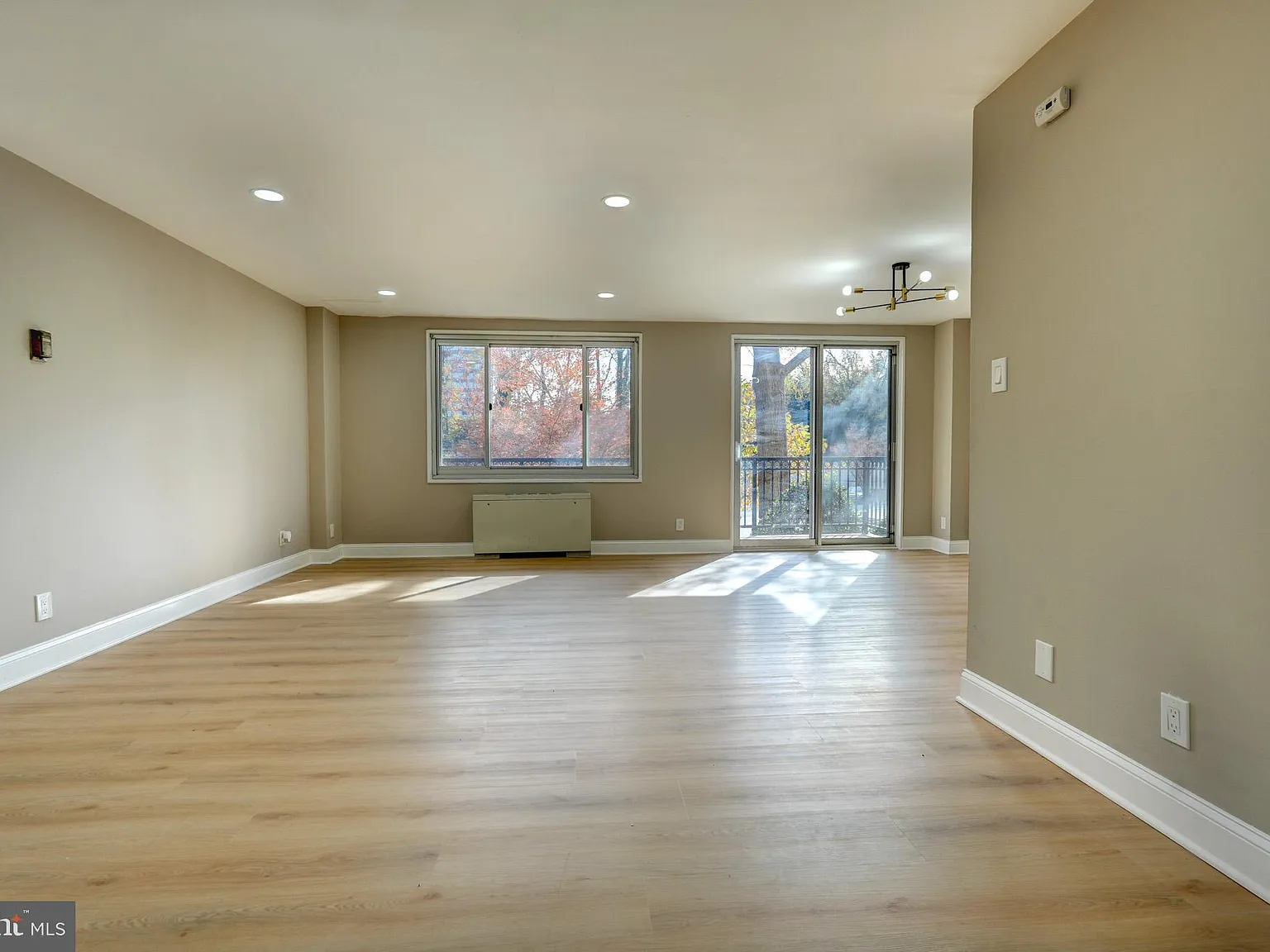 1 bed, 869 sqft, $1,895 — Photo 1