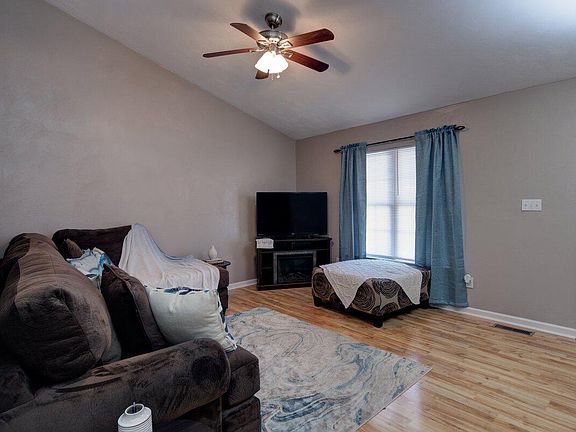 3rd image of 1429 Archbold Ave NE