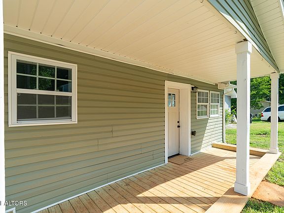 4th image of 953 Valley Dr