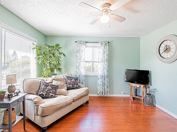 5th image of 2214 E 8th St