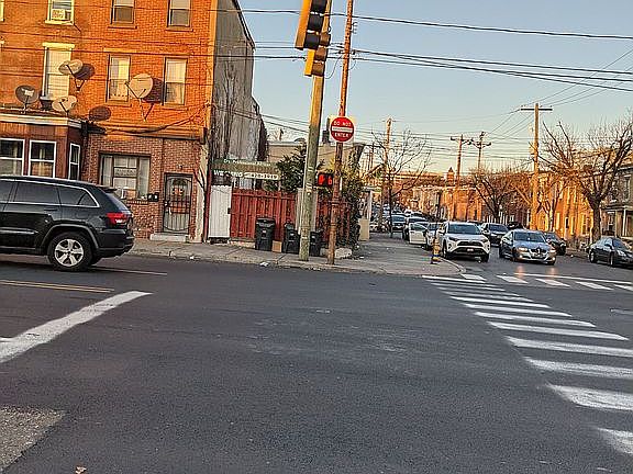5th image of 801 W 4th St