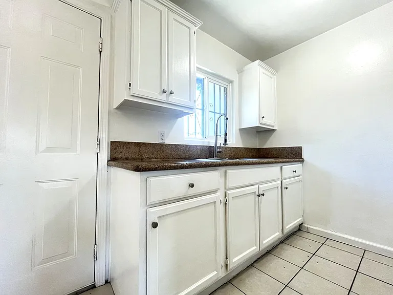 RV T 1594 B&C Sepulveda Ave — Photo 9