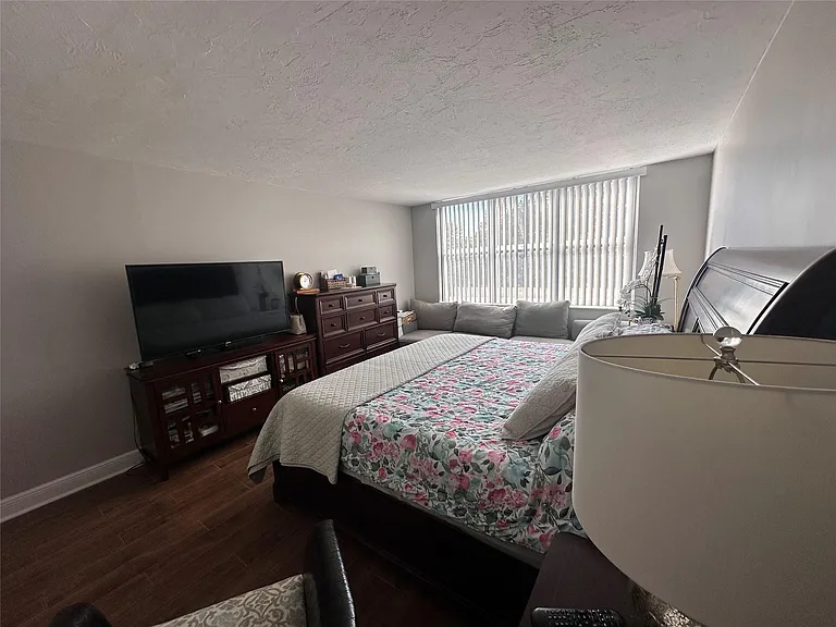 1147 Hillsboro Mile #214 — Photo 37