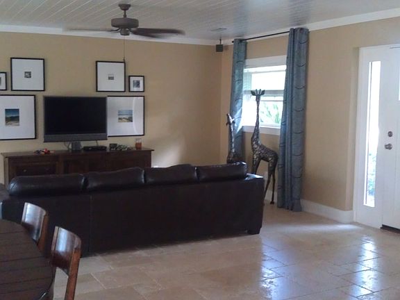 Living Room/Entry
