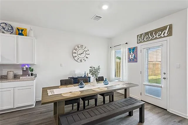 4 bed, 2.0 bath, 1819 sqft, $2,200 — Photo 4