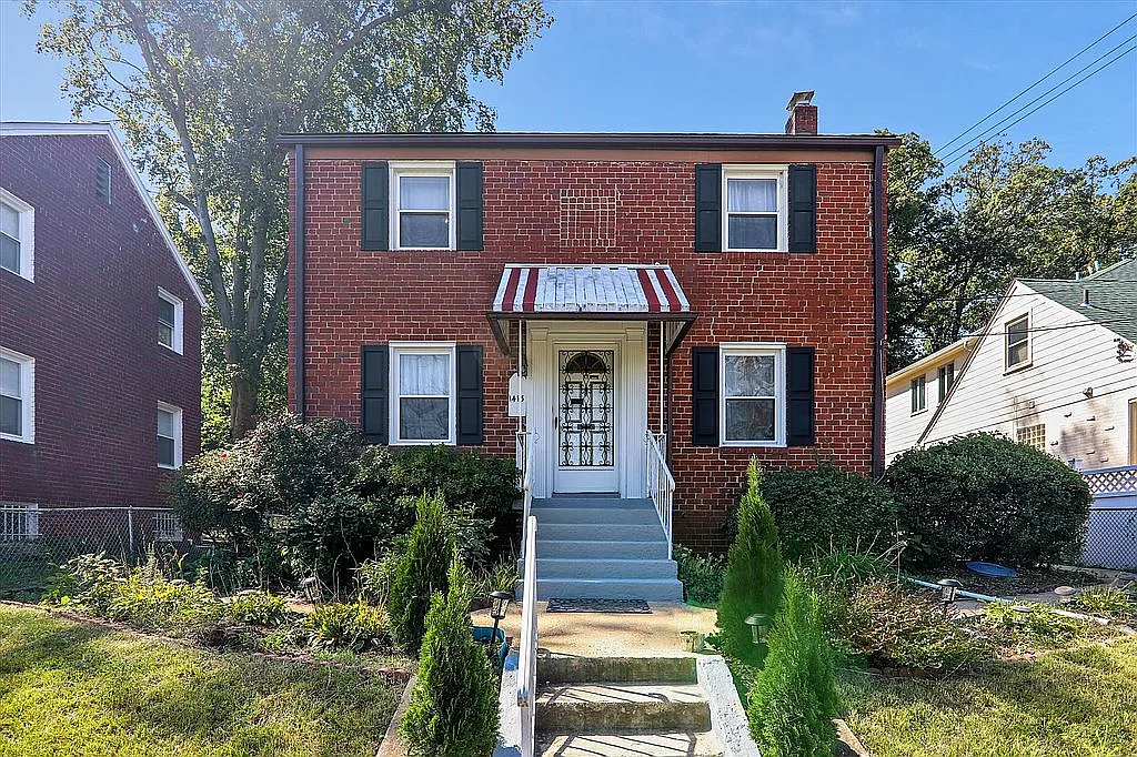 1413 Jefferson St photo 1