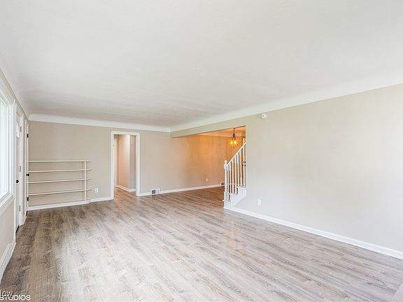 4th image of 330 E 276th St