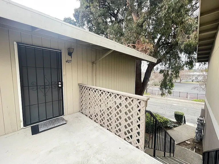 Sharis Apartments — Photo 8