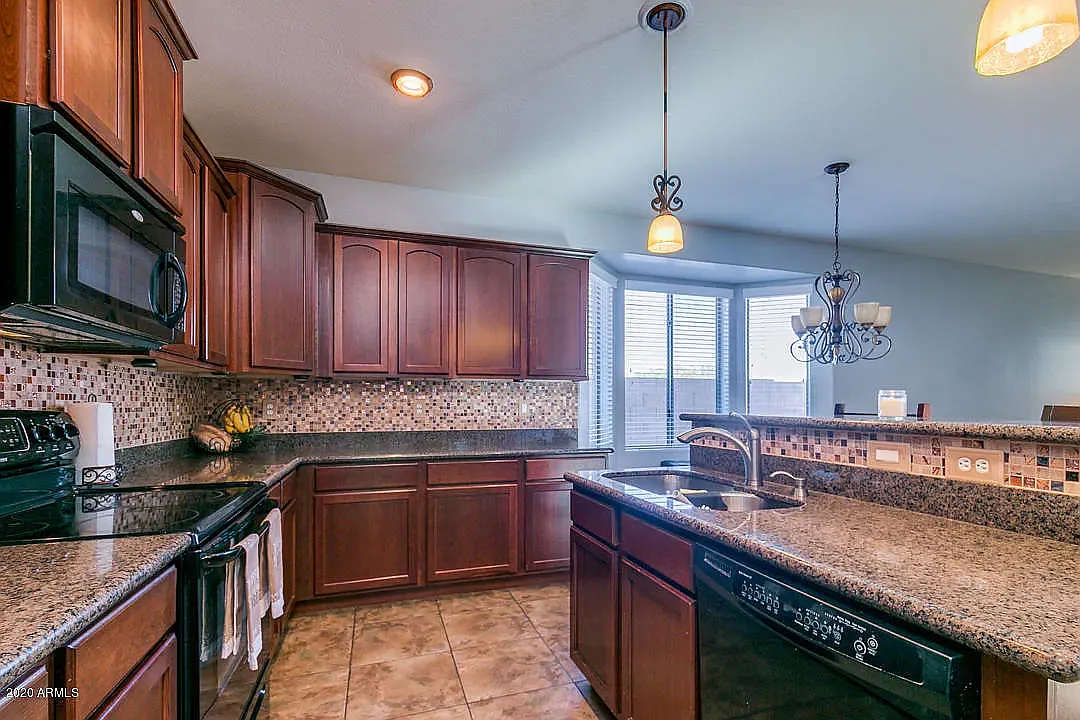 4 bed, 2598 sqft, $2,700 — Photo 3