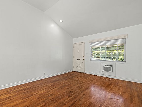 4th image of 4924 Cahuenga Blvd