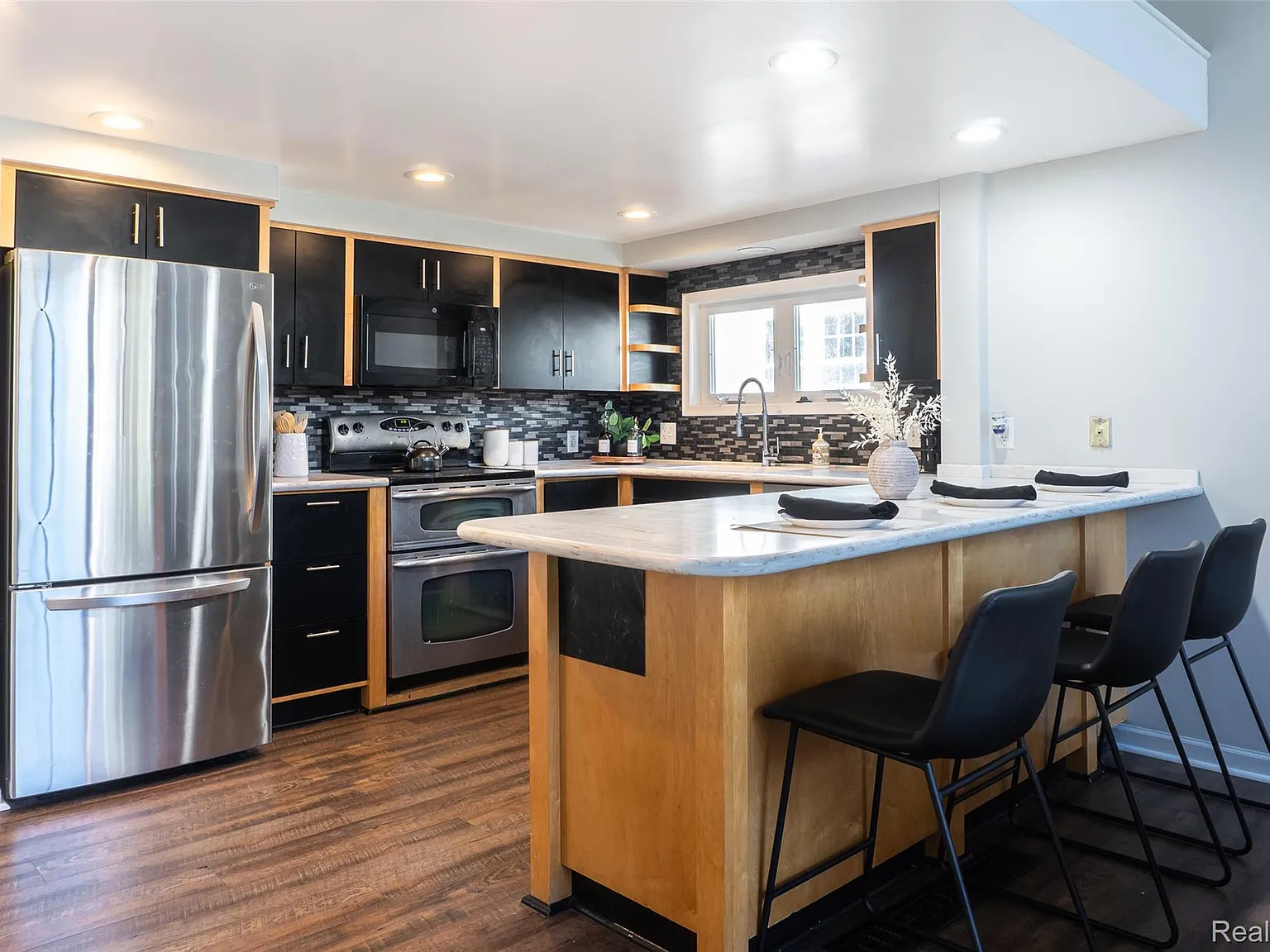 5 bed, 3.5 bath, 2801 sqft, $5,000 — Photo 3