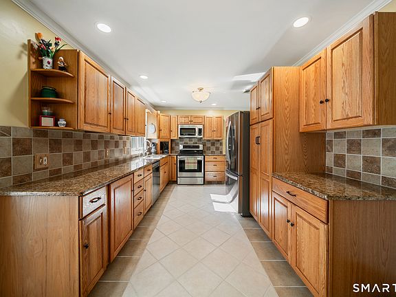 3rd image of 5 Twin Rocks Drive