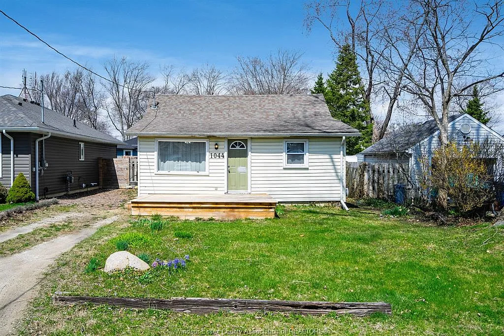 1044 Birch Ave photo 1