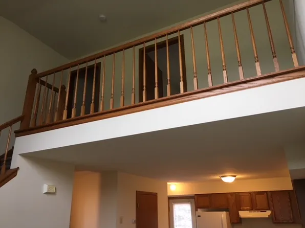 1 bed, 1.5 bath, 850 sqft, $1,250, 202 Redwood Ln #4, Watertown, WI 53094