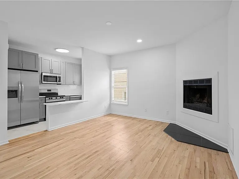 567 Winton Ter NE #D — Photo 4