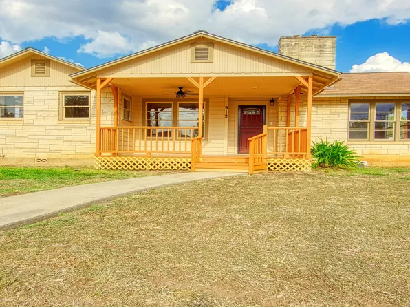 912 4th St, Floresville, TX 78114