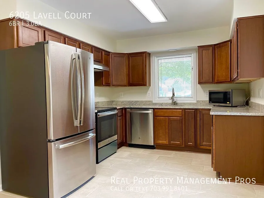 Beautiful 6 Bed/3Bath Single-Family Split-Level Home — Photo 4