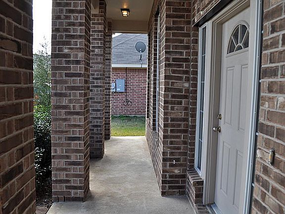  Wow, check out the covered front patio and brick pillars!