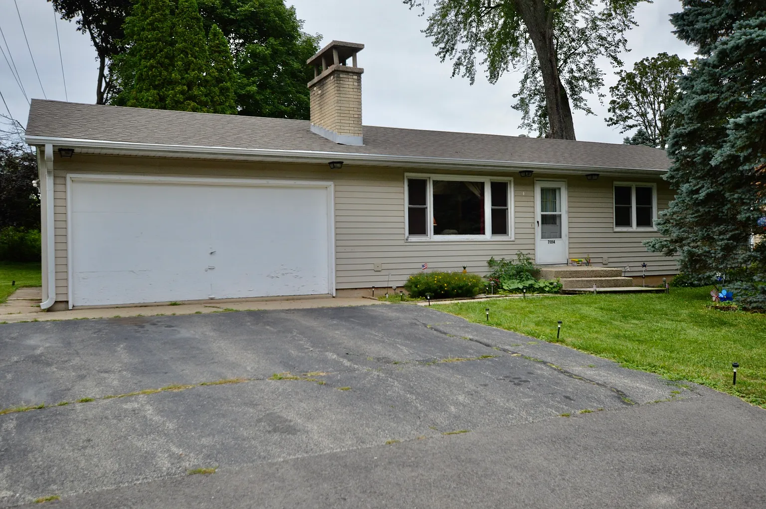 7014 Hiawatha Dr photo 1