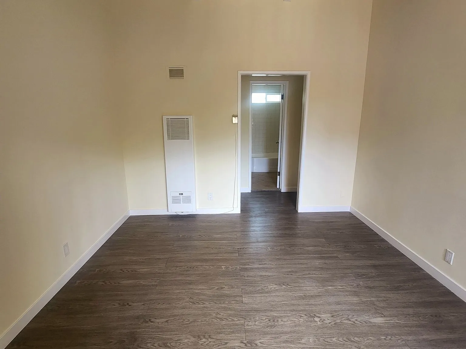 NoHo West 1br 1ba Luxury Floors, High Ceiling , corner of Coldwater Cny,Near All!! — Photo 4