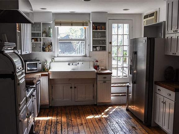 3rd image of 62 Grand St #1
