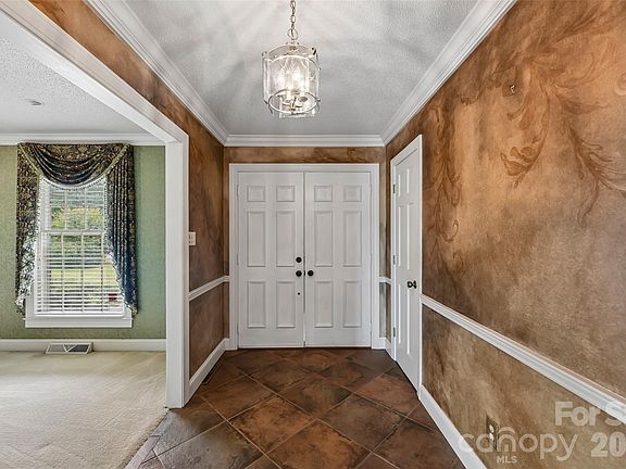 3rd image of 404 N Greenbriar Rd