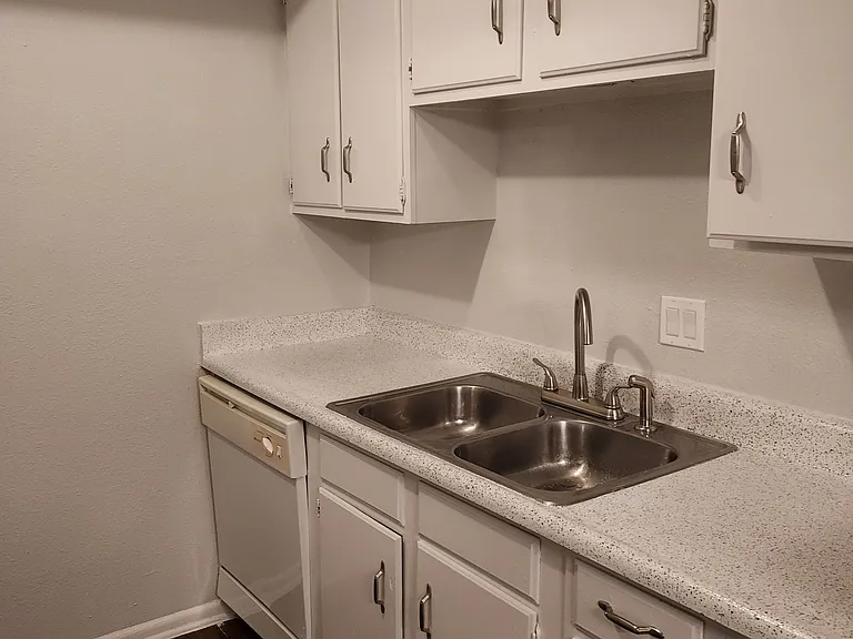 Marbach Manor Apartments — Photo 25
