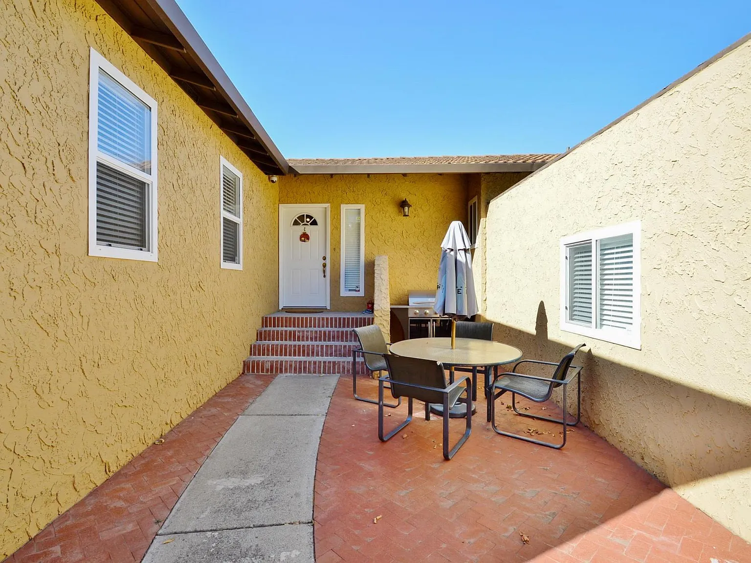 2945 Sunset Ln — Photo 1
