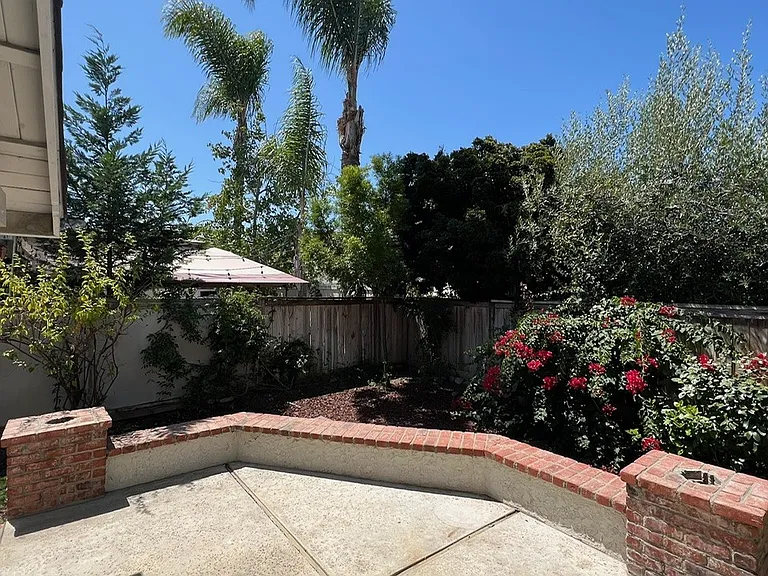 27 Brookstone — Photo 17