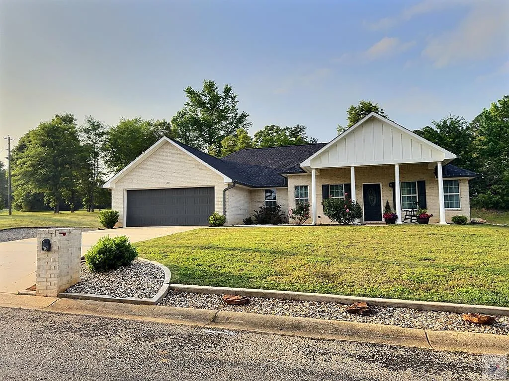 3 bed, 2.0 bath, 1740 sqft, $2,100 — Photo 2