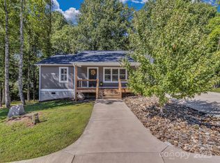 212 Walt Dr, Hendersonville, NC 28792