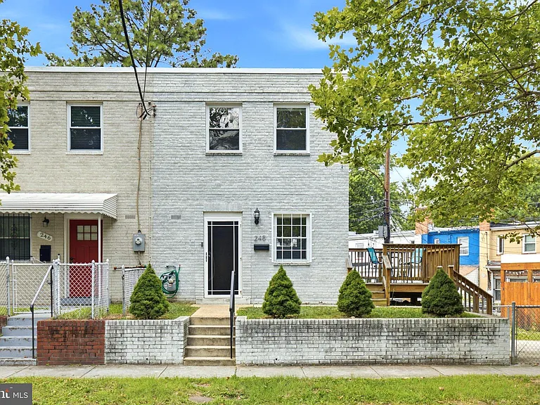248 Kenilworth Ave NE — Photo 1