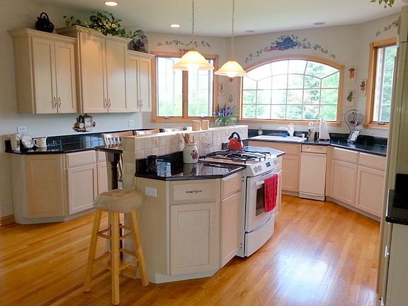 4th image of 15215 Arbor Dr