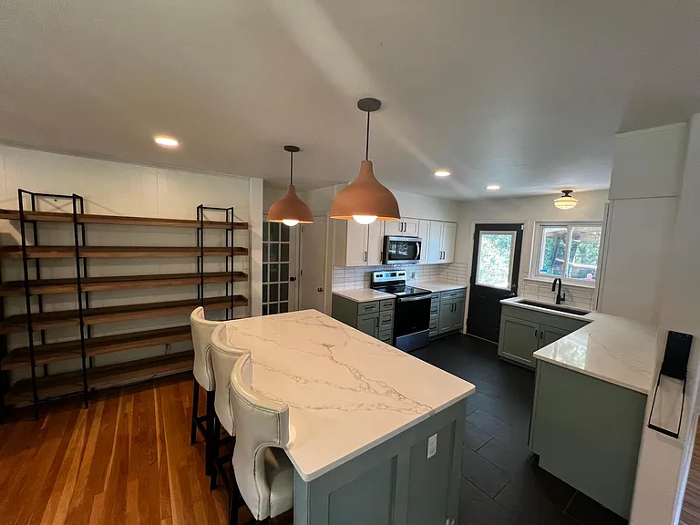 826 Claremont Ct — Photo 10