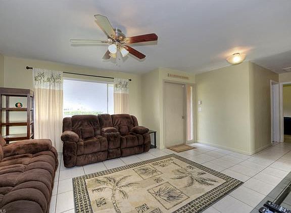 5th image of 1011 SW 48th Ter