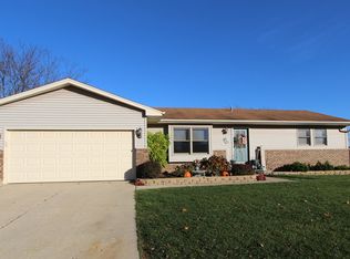 65 Wedgewood Dr, South Elgin, IL 60177