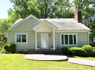 6 Hewlett Pl, Great Neck, NY 11024