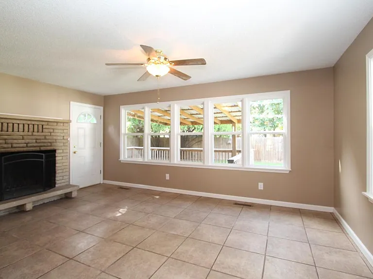 2242 E Aloma family room