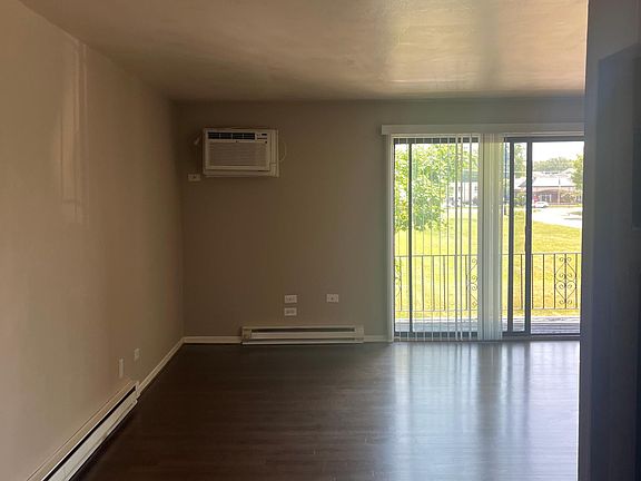 3rd image of 1410 Willow Ln APT 3