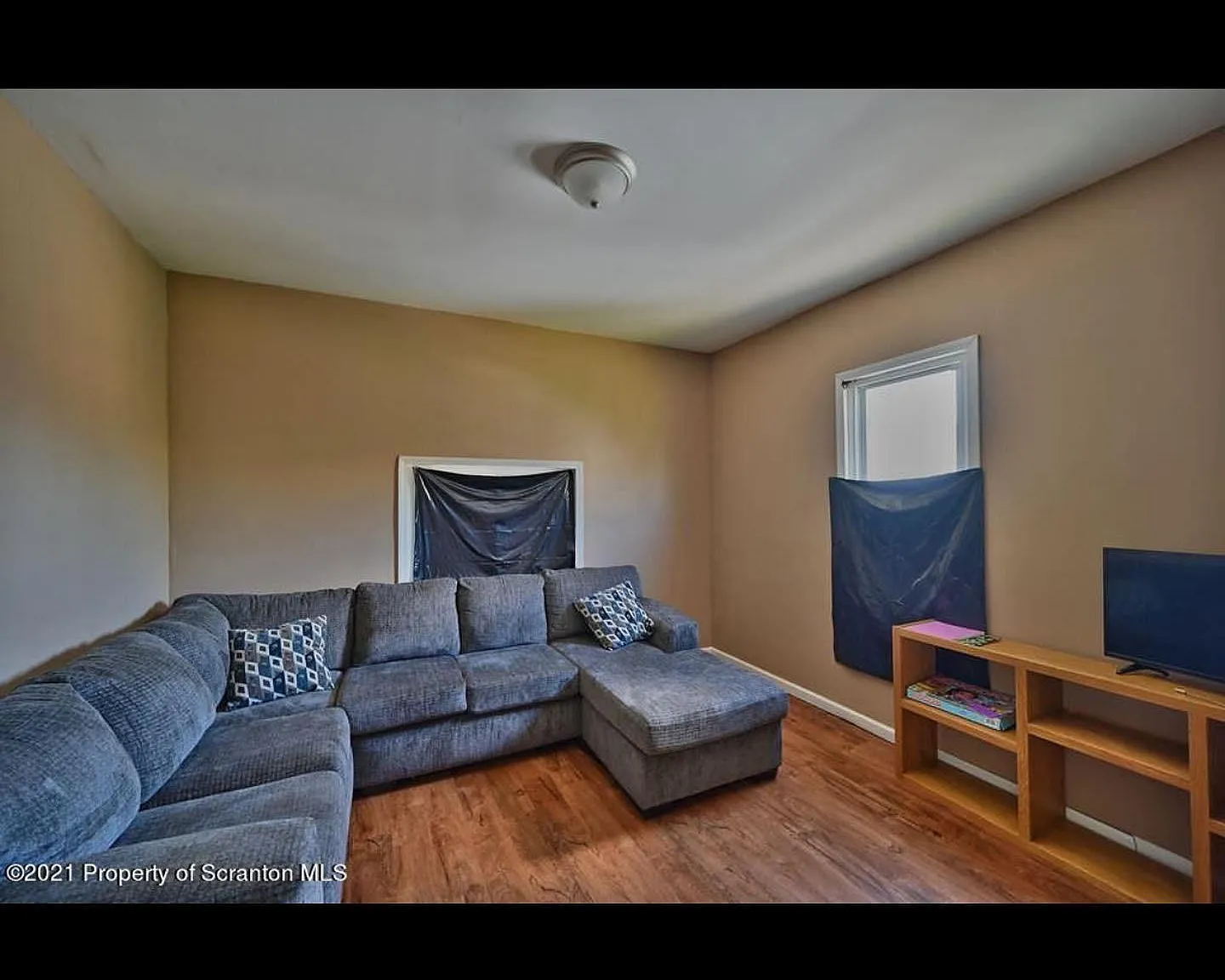 3 bed, 938 sqft, $1,300 — Photo 3