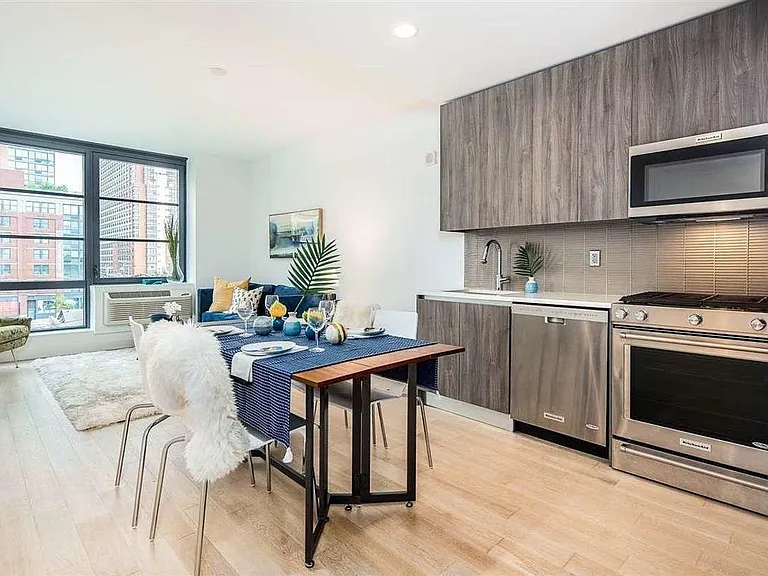 160 1st St #301 — Photo 1