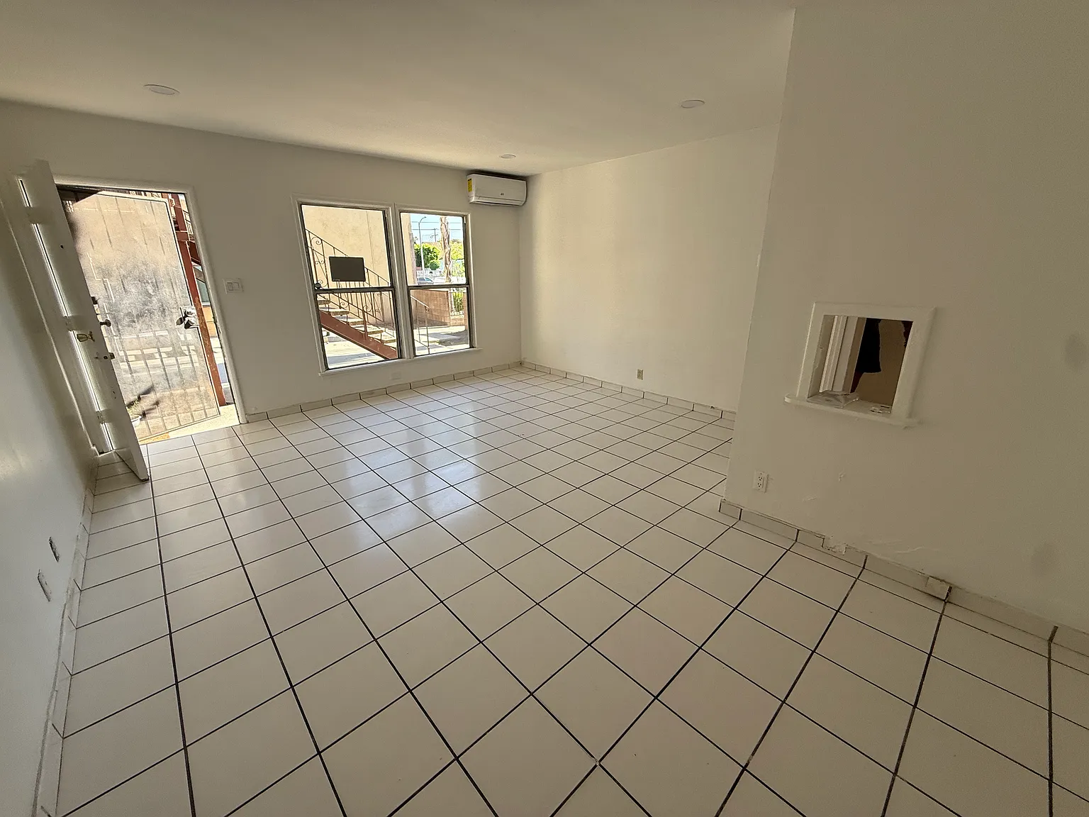 2 bed, 900 sqft, $2,400 — Photo 1