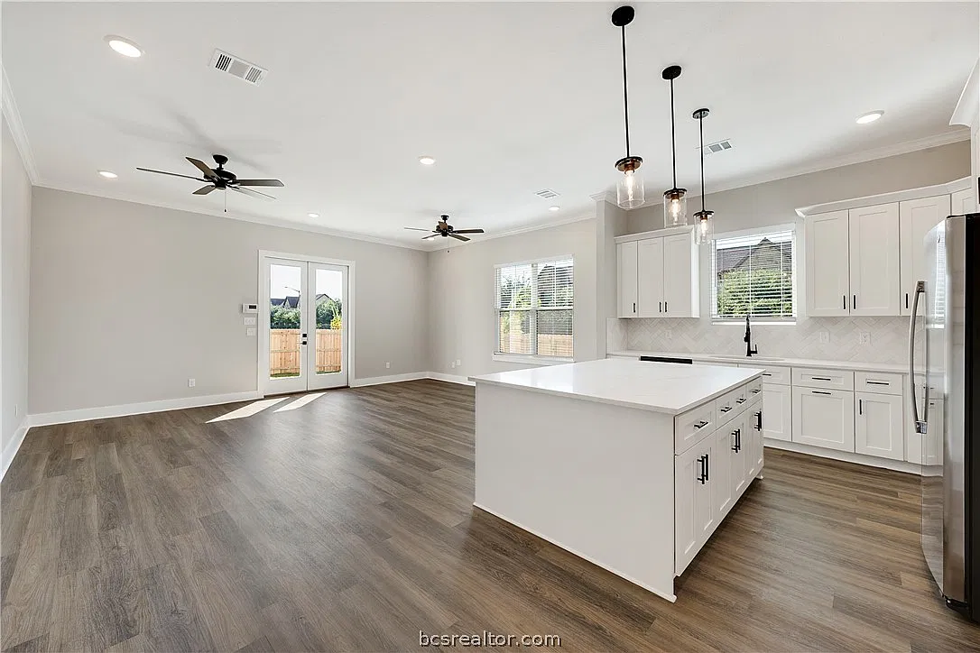 5 bed, 2400 sqft, $3,950 — Photo 2