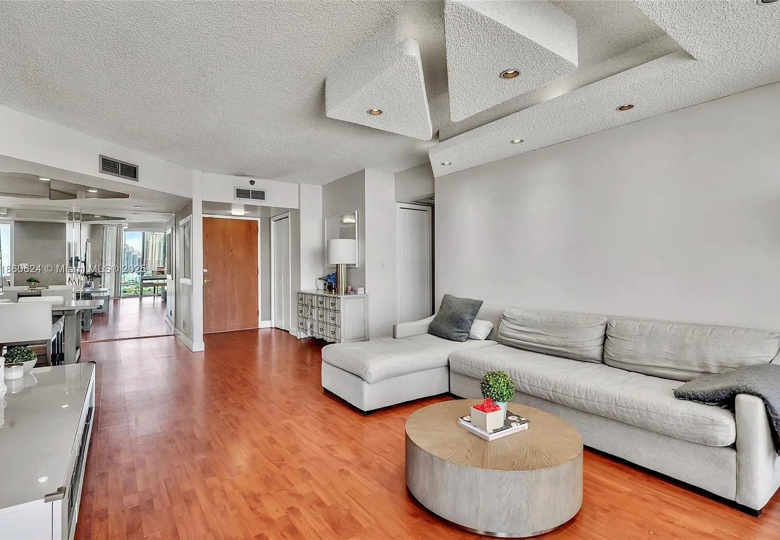 2 bed, 1677 sqft, $2,800 — Photo 2