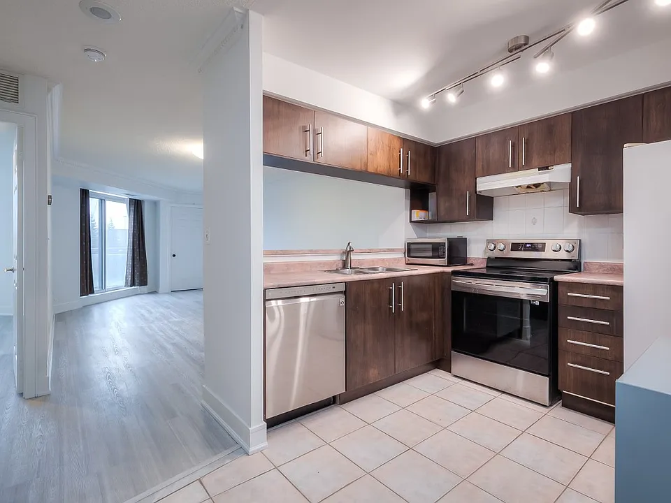 190 Manitoba St #511