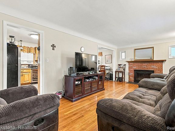 5th image of 15764 Deerfield Ave
