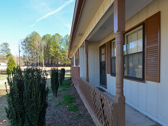 3rd image of 692 Davis Rd