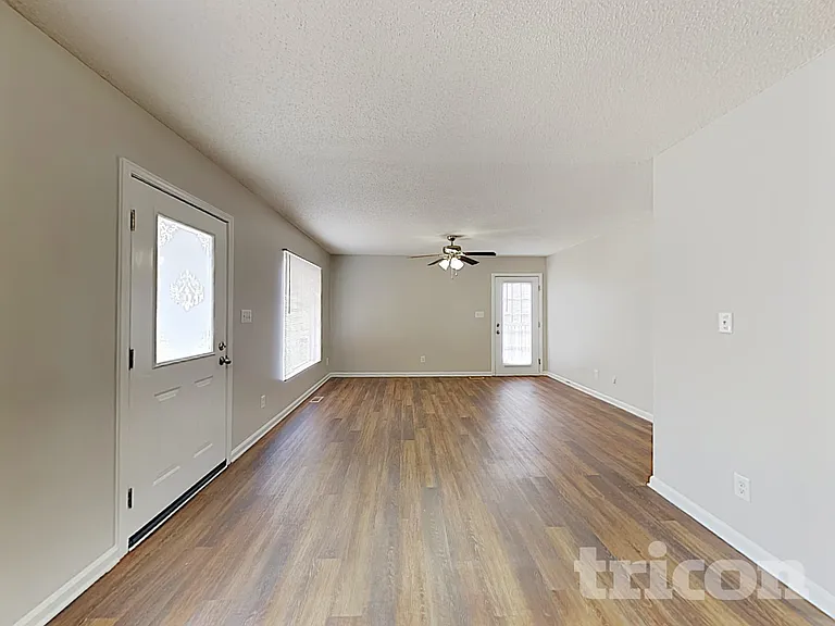 924 Pine Circle Dr — Photo 2