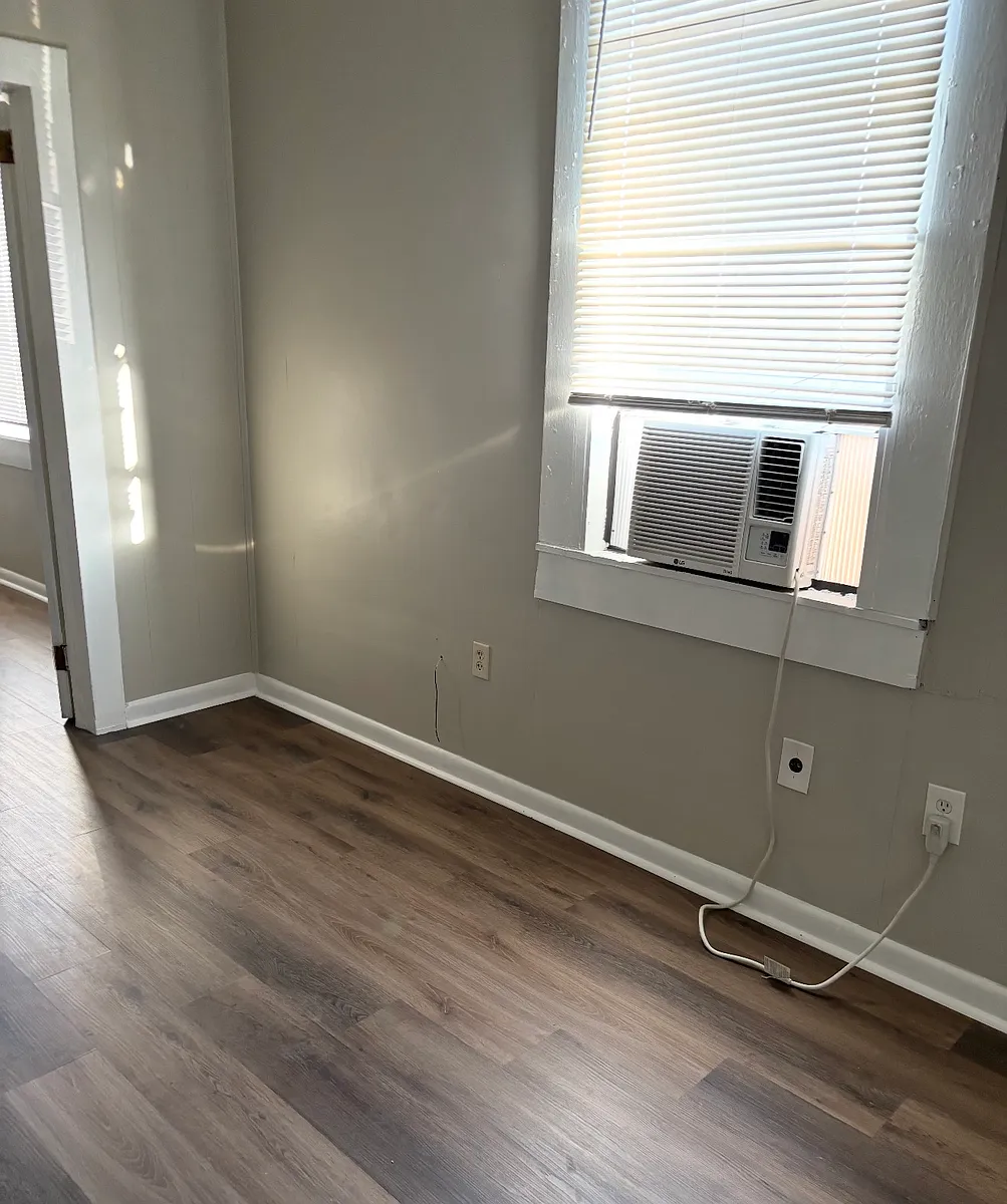 Building Photo - 451 Maple Ave #451